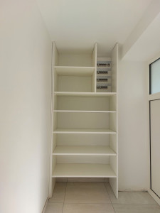 Photo de galerie - Agencement placard a chaussure avec degagement pour compteur electrique