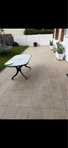 Photo de galerie - Terrasse nettoyée par nos soins avec minutie et efficacité. Nous avons redonné de la propreté et de la fraîcheur à l’espace extérieur grâce à un nettoyage soigné des dalles et des surfaces. 
