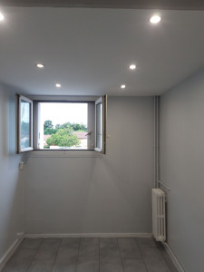 Photo de galerie - Pose de faux plafonds avec spots, et finition en enduit et peinture,  sur le plafond et les murs, dans une cuisine 