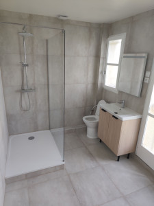Photo de galerie - Rénovation totale d'une salle de bain carrelage au mur sol dépose de baignoire en duo plafond plus peinture peinture également sur fenêtre