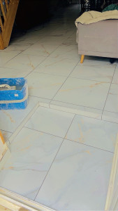 Photo de galerie - Carrelage blanc effet marbre, élégant et moderne.
