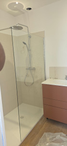 Photo de galerie - Création et rénovation de salle de bain avec installation de douche, paroi vitrée, robinetterie, meuble vasque et raccordements plomberie. Travail soigné et finitions professionnelles.