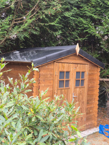 Photo de galerie - Montage d un abris de jardin avec protection toiture.