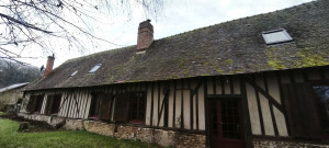 Photo de galerie - La belle maison après un  grattage léger pour ne pas abîmer les tuiles. 
et avant traitement produit de démoussage
