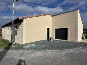 Photo de galerie - Réalisation de fausse pierre autour des ouverture et des angle ainsi que de faux moellon sur une partie de la maison et des joint de moellon et un enduit gratter fin 