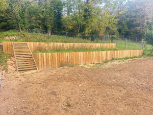 Photo de galerie - Clôture et aménagement en palier avec traverse en bois traité 