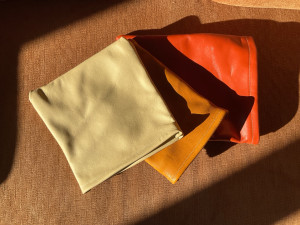 Photo de galerie - Vous avez besoin de faire quelques ajustements sur vos tissus/cuire ou un projet, parlez-en moi avec plaisir ;) Voici un projet de pochettes en chute de cuire. Je fais aussi du crochet et de la broderie !