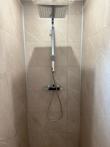 Photo de galerie - Réalisation d’une douche en dalle PVC. Pose de la colonne de douche 