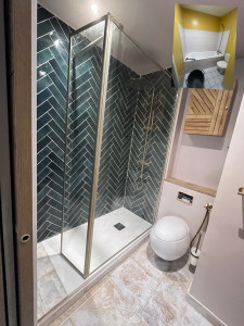 Photo de galerie - Rénovation complète de cette salle de bain, retrait de la baignoire, pose du receveur, de la faïence, paroi de douche, wc et de l’ensemble meuble vasque