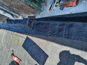 Photo de galerie - Pose bande d'étanchéité goudronné