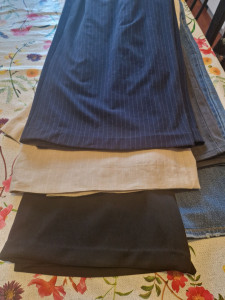 Photo de galerie - Outlet effectué sur plusieurs pantalons.