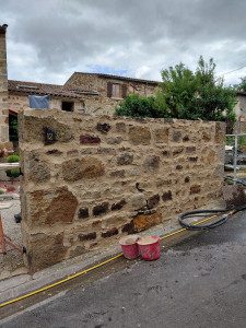 Photo de galerie - Réalisation d'un mur en pierre et du joint toiement a la Chaux 