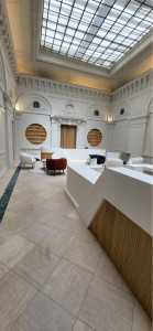 Photo de galerie - Skin bar en corian et en chêne cannelée 