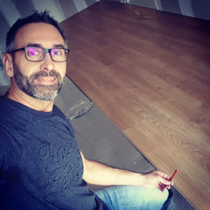 Photo de galerie - Pose d'un parquet flottant. 