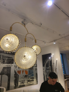 Photo de galerie - _installation des lustres professionnel 
_ manutentionnaire 
_ 