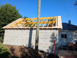 Photo de galerie - Charpente de garage avec rives débordantes et pose de lattis jointif mouchette