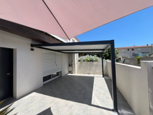 Photo de galerie - Installation d’une pergola bioclimatique adossée (après)