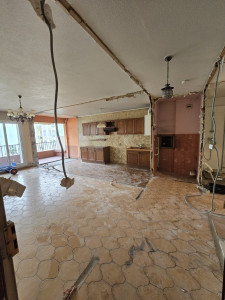 Photo de galerie - Démolition des cloisons de la cuisine et des WC pour créer un espace ouvert salon / cuisine. Réorganisation compléte de l'espace avant rénovation