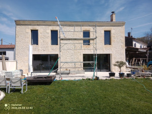 Photo de galerie - Piquage des joints sur façade en moellos