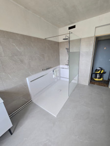 Photo de galerie - Rénovation complète : modernisation de votre salle de bain ?➡️?. Réfection totale des sols et murs, remplacement de la baignoire par une douche avec receveur extra-plat et installation d'un nouveau lavabo. Un projet clé en main pour un confort optimal.