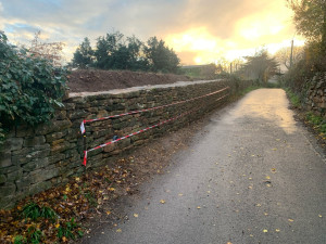 Photo de galerie - Réfection mur en pierre sèche 