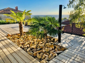 Photo de galerie - Création d’un espace végétal avec douche solaire 