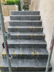 Photo de galerie - Pose de carrelage sur escalier extérieur. 