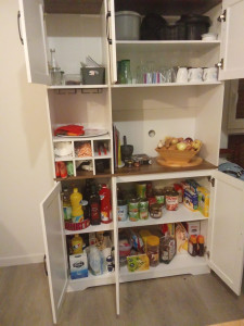 Photo de galerie - Rangement et disposition du buffet avec catégorisation. Chaque chose à sa place. Chaque espace est catégorisé pour une meilleure gestion. 