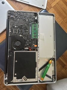 Photo de galerie - Remplacement d’un disque dure HDD pour un SSD sur MacBook
