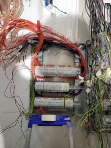 Photo de galerie - Câbles d'un armoire Domotique 