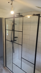 Photo de galerie - Voici une salle de bain réalisée entièrement plomberie faïence paroi de douche robinetterie...