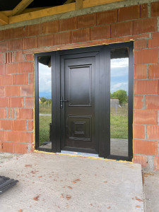 Photo de galerie - Portes d'entrée sur mesure. Plusieurs modèles disponibles, n'hésitez pas pour un devis gratuit et un réponse rapide.