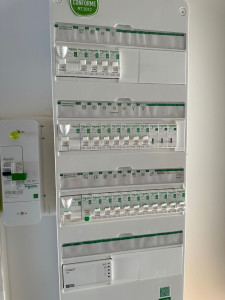 Photo de galerie - Réfection de tableau électrique, auparavant la cliente avait encore des fusibles… c’est mieux !