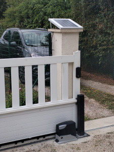 Photo de galerie - Motorisation d'un portail avec panneau solaire . 
installation complète réalisé 
a Cheverny ?✌?