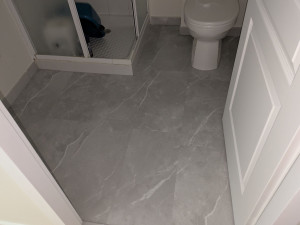 Photo de galerie - Pose d'un sol PVC dans une salle de bain ! 
Aspect moderne assuré !