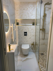Photo de galerie - Transformation d’une pièce avec simple wc et machine à laver en salle de bain. 