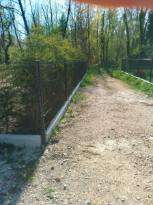 Photo de galerie - Pose de clôture en panneaux rigides avec soubassement en béton 
