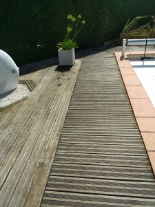 Photo de galerie - Réalisation d'une terrasse bois ..
et pose de margelle sur piscine enteree .
