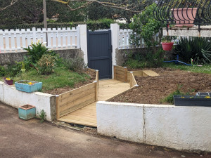Photo de galerie - Création d'un accès en bois devant le portillon. bois classe 4, vis inox, drain, géotextile et protection des soubassements.