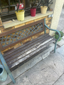 Photo de galerie - Peinture du banc abîmé par le soleil 