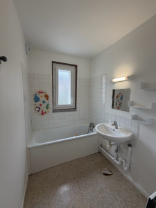 Photo de galerie - Rénovation complète d’un salle de bains suite à un dégât des eaux