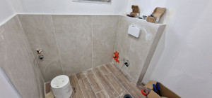 Photo de galerie - Préparation pose wc japonais avec nettoyage et meuble vasque