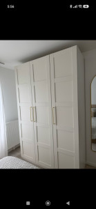 Photo de galerie - Montage de porte sur armoire Pax.