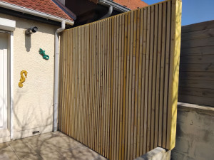 Photo de galerie - Recouvrement d'un mur en mauvais état,  en tasseaux