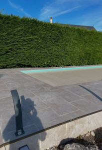 Photo de galerie - Pose de dallage  et margelle en pierre naturelle  ( terrasse et contour de piscine )