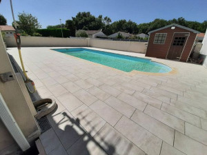 Photo de galerie - Réalisation de l'ensemble de la plage de piscine (margelles)