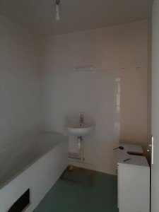 Photo de galerie - Salle de bain avant rénovation 