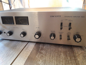 Photo de galerie - Ampli scott. voie gauche en panne, une trentaine de composants changés 