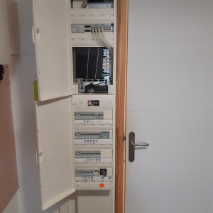 Photo de galerie - Tableau électrique complet avec tableau de communication.