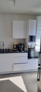 Photo de galerie - Montage d une  petite cuisine équipée sur mesure 